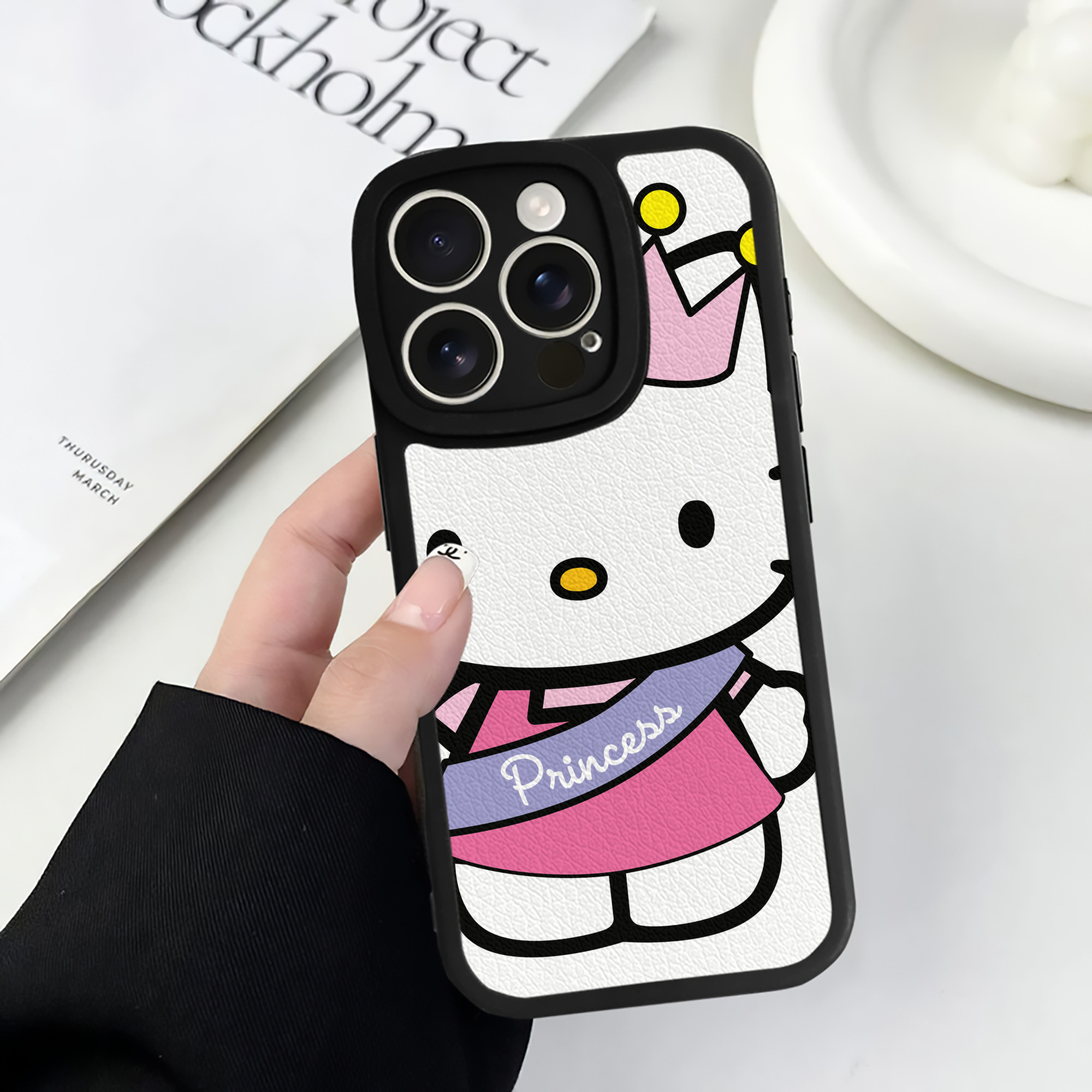 （画像用） Hello Kitty ハローキティ 【iPhone 16シリーズ対応】シリコンスマホケース（レザー調） 材質：シリコン